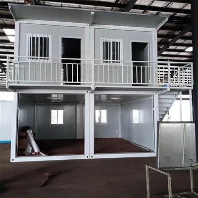 2-stöckiges Haus mit Versandcontainern